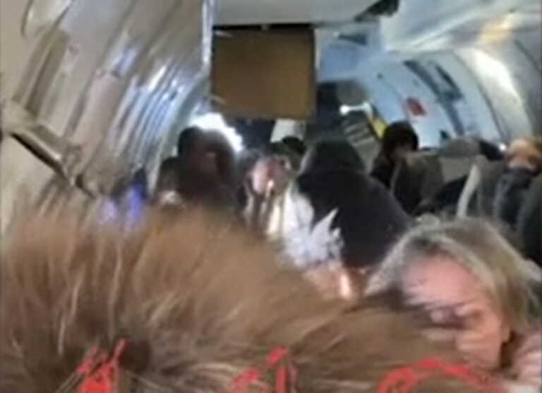 Τρόμος στον αέρα: Άνοιξε η πόρτα αεροπλάνου και οι αποσκευές «πέταξαν» στο κενό