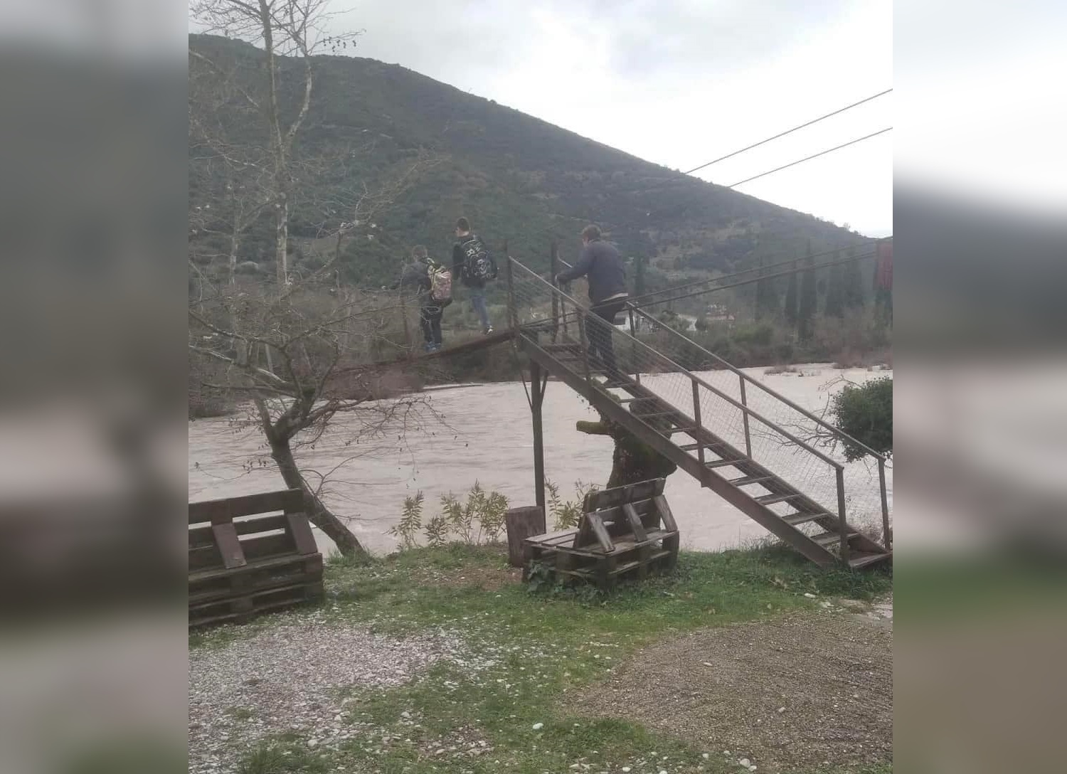Κακοκαιρία – Αγρίνιο: Μαθητές διέσχισαν αιωρούμενη γέφυρα πάνω από ποταμό με ορμητικά νερά