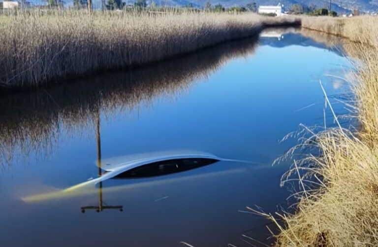 Αργολίδα: Βρήκαν αυτοκίνητο να επιπλέει στο ποτάμι – Έρευνα για να βρεθεί αν ήταν κλεμμένο