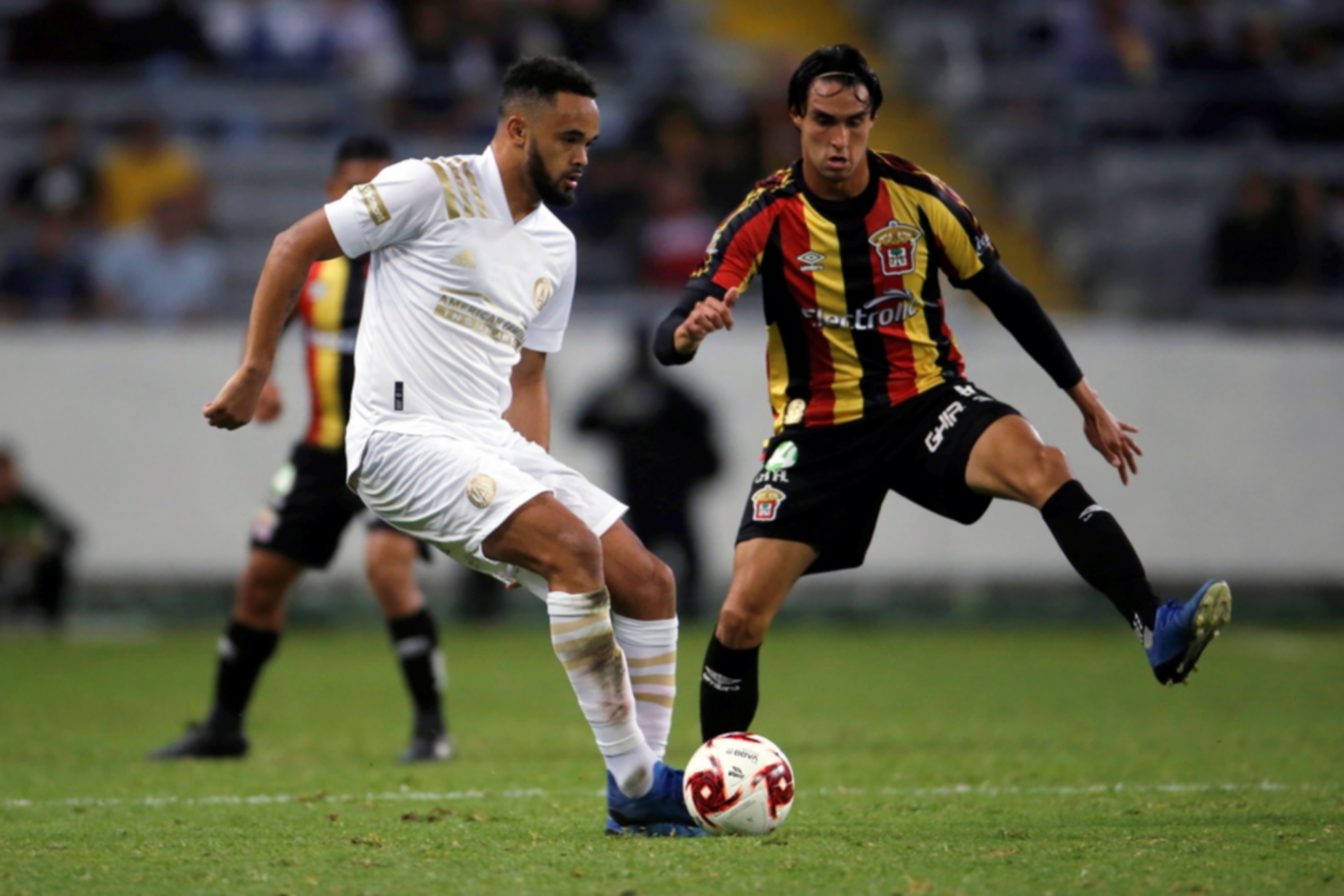 epa08212246 Leones Negros' forward Rafael Duran (R) in action against Atlanta United's defender Anton Walkes (L) during a friendly match to commemorate the 60th anniversary of the Jalisco Stadium, in Guadalajara, Mexico, 11 February 2020.  EPA