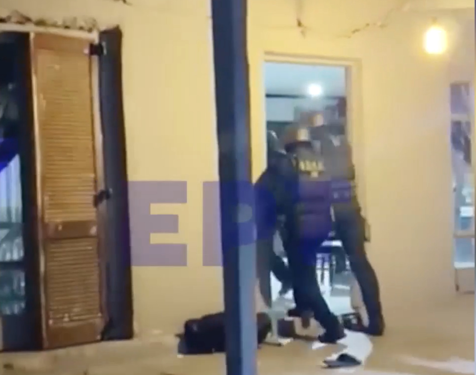 Ασπρόπυργος: Η στιγμή που η ΟΠΚΕ μπουκάρει στο σπίτι του αρχηγού της συμμορίας που «ξάφριζε» σπίτια στον Ωρωπό