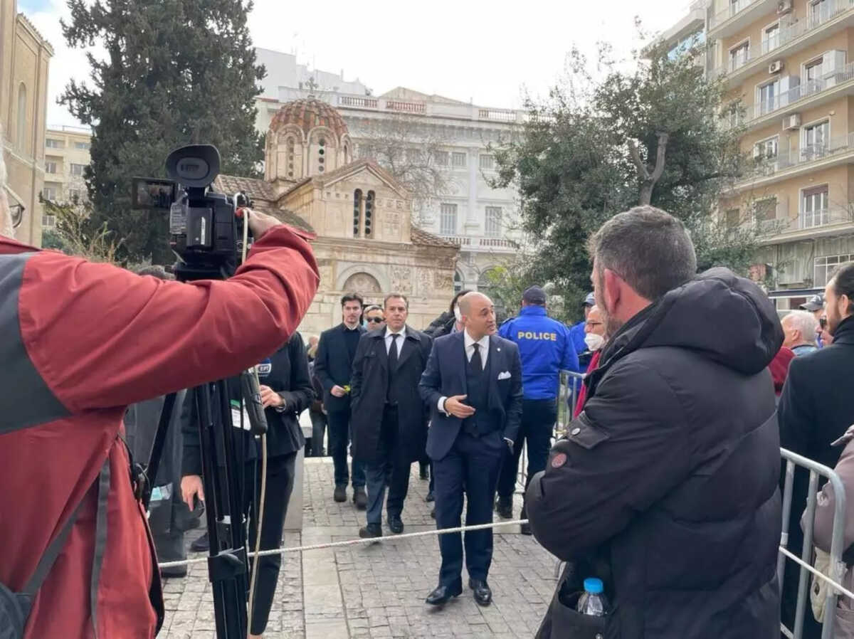 Κηδεία τέως Βασιλιά – Κωνσταντίνος Μπογδάνος: Παρών στο λαϊκό προσκύνημα – «Απρέπεια της κυβέρνησης»