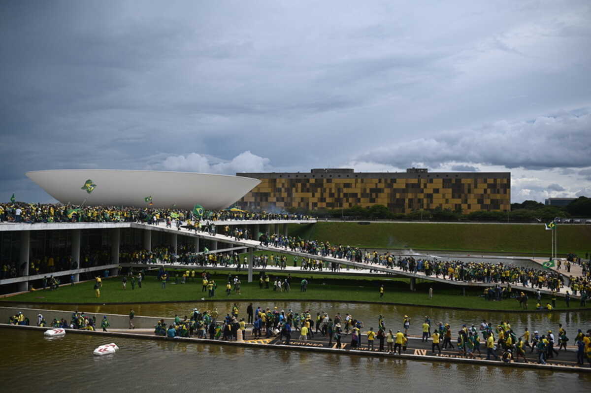 Βραζιλία: Υποστηρικτές του Μπολσονάρο μπήκαν σε Κογκρέσο, προεδρικό μέγαρο και Ανώτατο Δικαστήριο