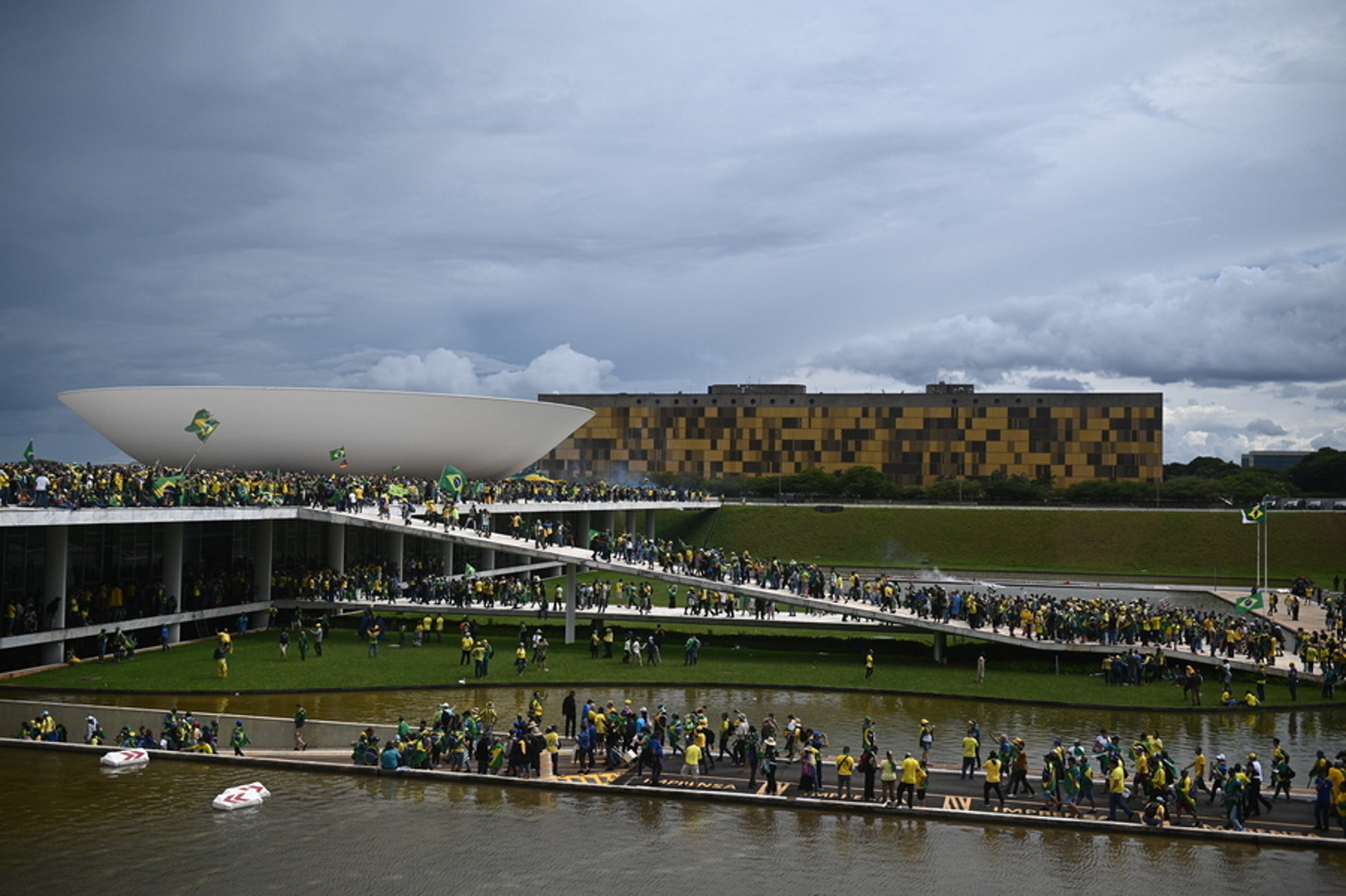 Βραζιλία: Υποστηρικτές του Μπολσονάρο μπήκαν σε Κογκρέσο, προεδρικό μέγαρο και Ανώτατο Δικαστήριο