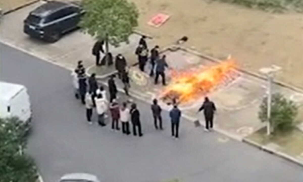 Κορονοϊός – Κίνα: Καίνε τους νεκρούς στον δρόμο