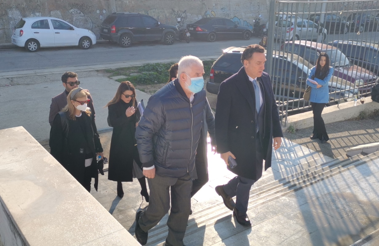Έφτασε στο δικαστήριο ο Πέτρος Φιλιππίδης – Στο πλευρό του η γυναίκα του Ελπίδα Νίνου