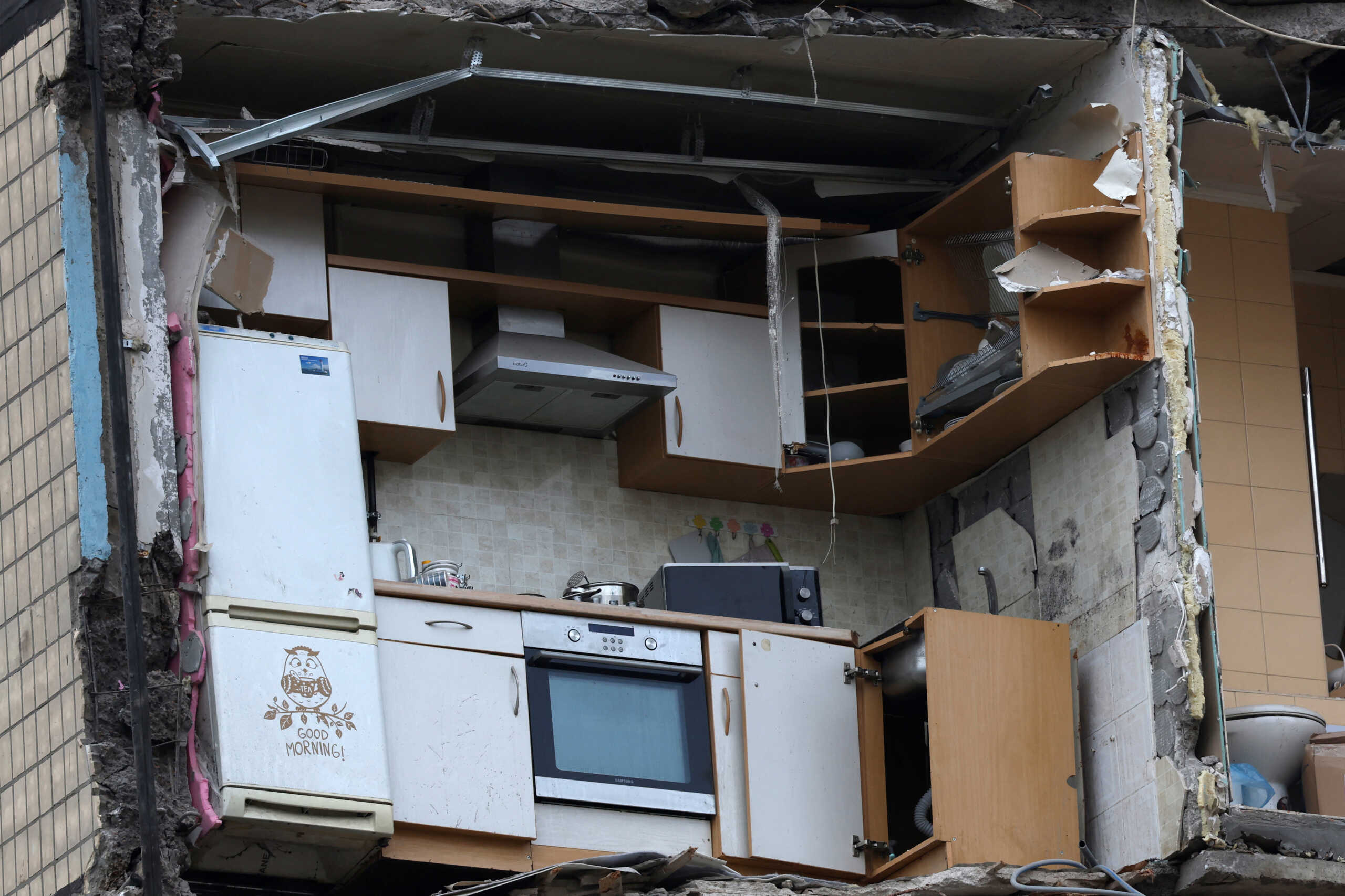 Πόλεμος στην Ουκρανία: «Πάγωσε» ο χρόνος στην πολυκατοικία στο Ντνίπρο μετά τον βομβαρδισμό