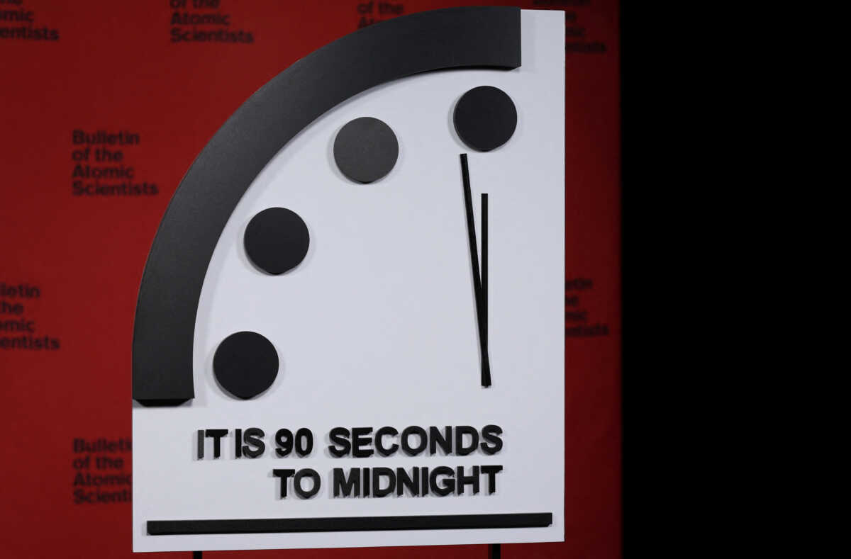 Το Ρολόι της Αποκάλυψης «δείχνει» 90 δευτερόλεπτα πριν τα μεσάνυχτα – «Μια ανάσα» από την καταστροφή