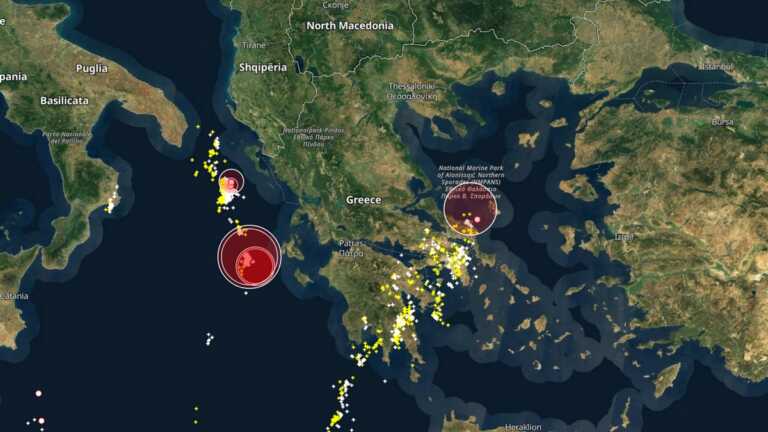 Δείτε live τον «βομβαρδισμό» κεραυνών που δέχεται η Ελλάδα από την σφοδρή κακοκαιρία