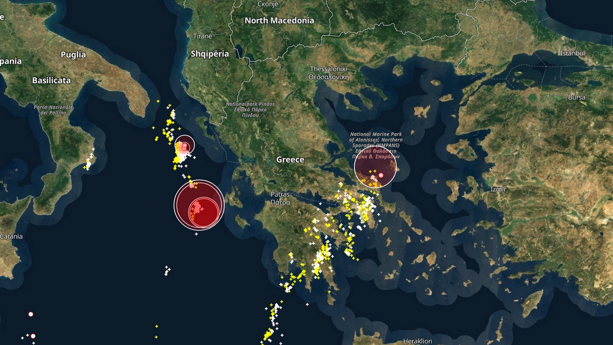 Καιρός: Δείτε live τον «βομβαρδισμό» κεραυνών που δέχεται η Ελλάδα από την κακοκαιρία