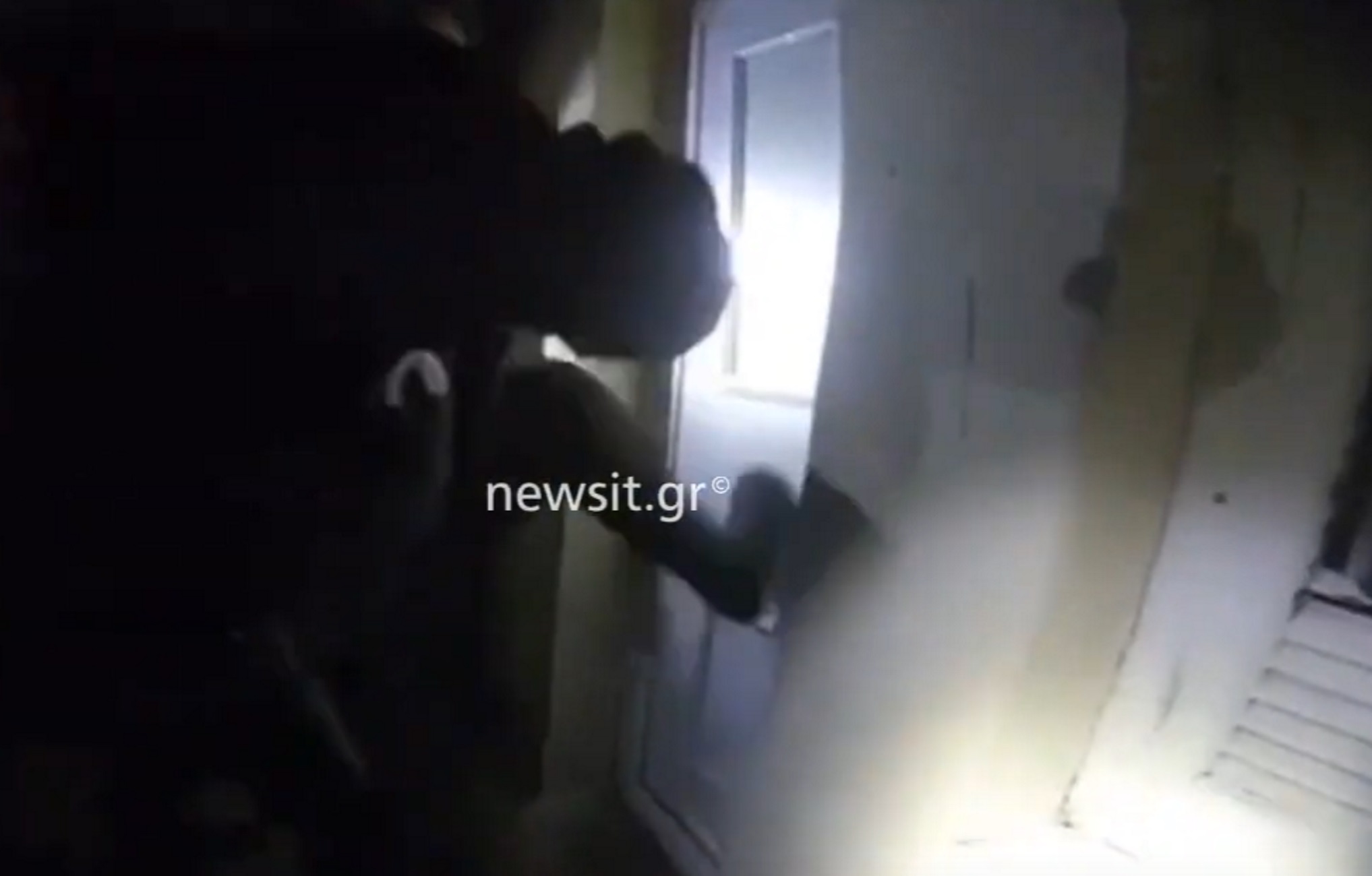 Βίντεο ντοκουμέντο με την έφοδο αστυνομικών της ΔΙΑΣ σε σπίτι για να σωθεί παγιδευμένη γυναίκα