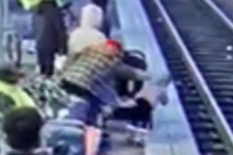 Γυναίκα σπρώχνει τρίχρονο κοριτσάκι στις γραμμές του τρένου - Σοκαριστικό βίντεο