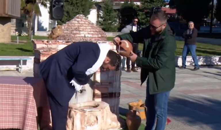 Ο κουμπάρος έκανε «παπί» τον γαμπρό στη Θεσσαλονίκη - Η εξήγηση πίσω από τις viral εικόνες