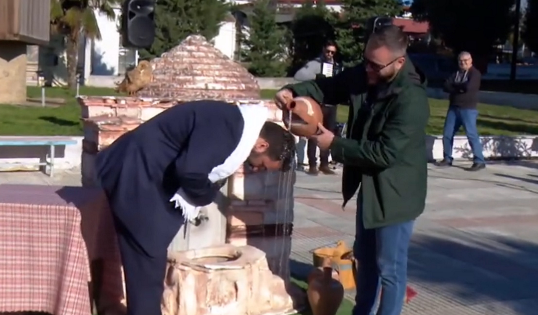 Θεσσαλονίκη: Ο κουμπάρος έκανε «παπί» τον γαμπρό σε ένα έθιμο που έρχεται από τη Μαύρη Θάλασσα