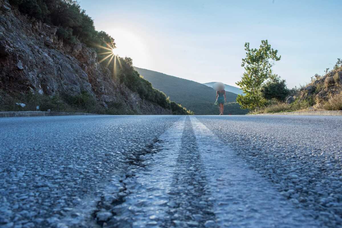 Πύργος: Αυτοκίνητο πάτησε και σκότωσε γυναίκα που κοιμόταν στη μέση του δρόμου