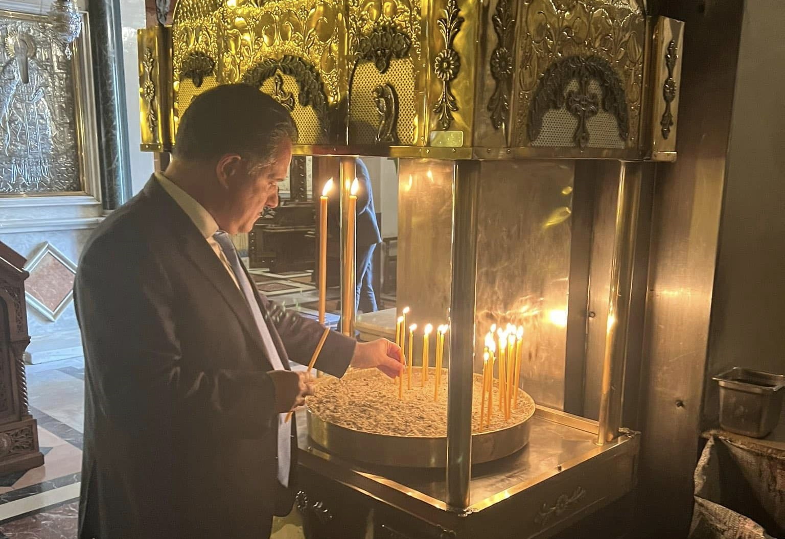 Άδωνις Γεωργιάδης: Άναψε κερί σε εκκλησία μετά το τροχαίο – Η ανάρτησή του