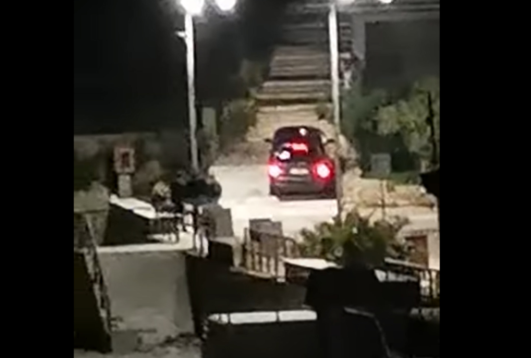 Πόρτο Γερμενό: Οδηγός προσπάθησε να ανέβει σκαλιά με… το αυτοκίνητο
