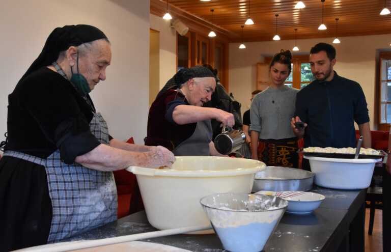 Γιαγιάδες έκαναν μάθημα... πίτας σε φοιτητές στο Μέτσοβο και κατάφεραν να καθηλώσουν με τα μυστικά τους