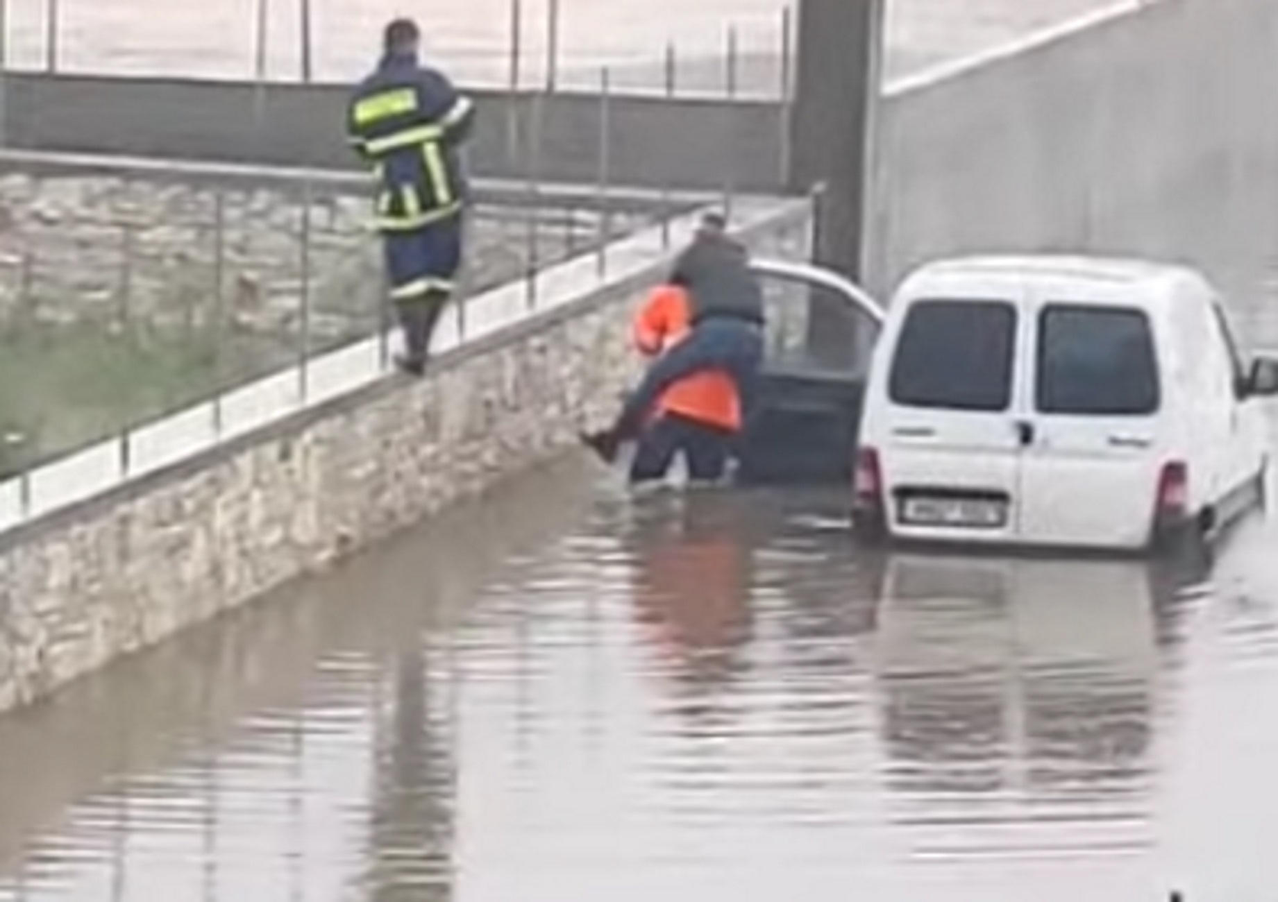 Κακοκαιρία – Ηγουμενίτσα: Βίντεο με τη διάσωση παγιδευμένου οδηγού από πυροσβέστη