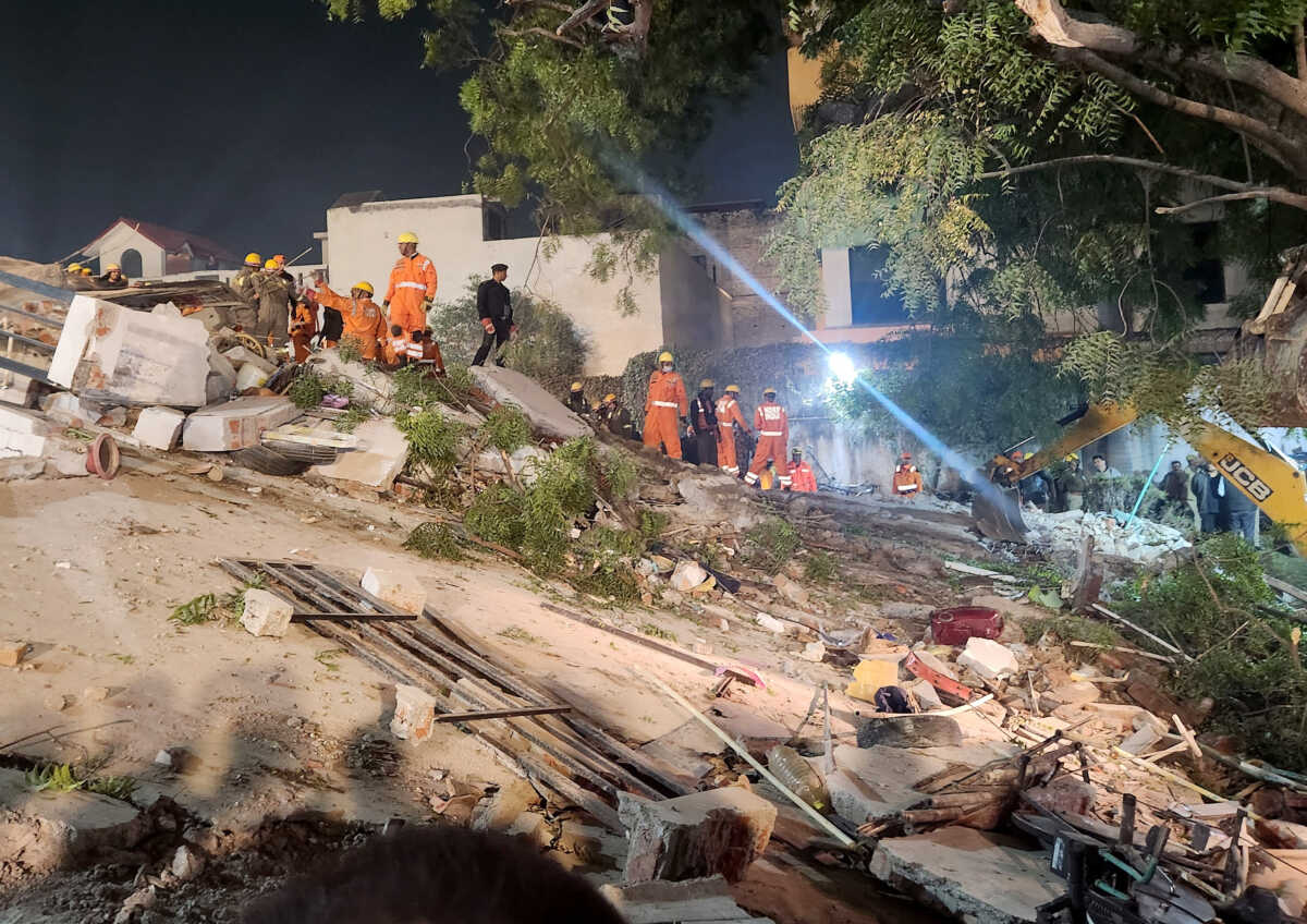 Ινδία: Τρεις νεκροί και δεκάδες παγιδευμένοι στα συντρίμμια μετά από κατάρρευση πολυκατοικίας
