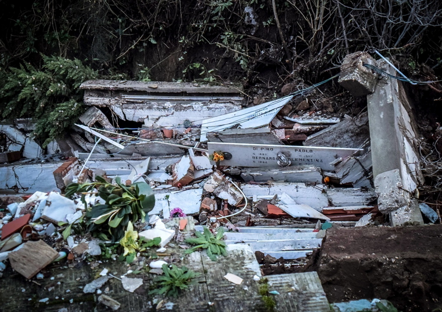 Ιταλία: Κατέρρευσε νεκροταφείο λόγω κακοκαιρίας – Φέρετρα και τεφροδόχοι έπεσαν σε χαράδρα