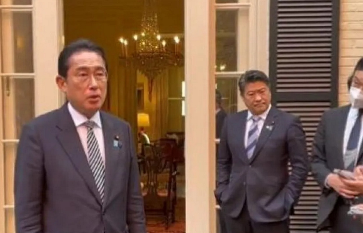 Ιάπωνας αξιωματούχος έβαλε τα χέρια στις τσέπες σε ταξίδι στις ΗΠΑ – Τον «κατσάδιασε» το Twitter και η μαμά του