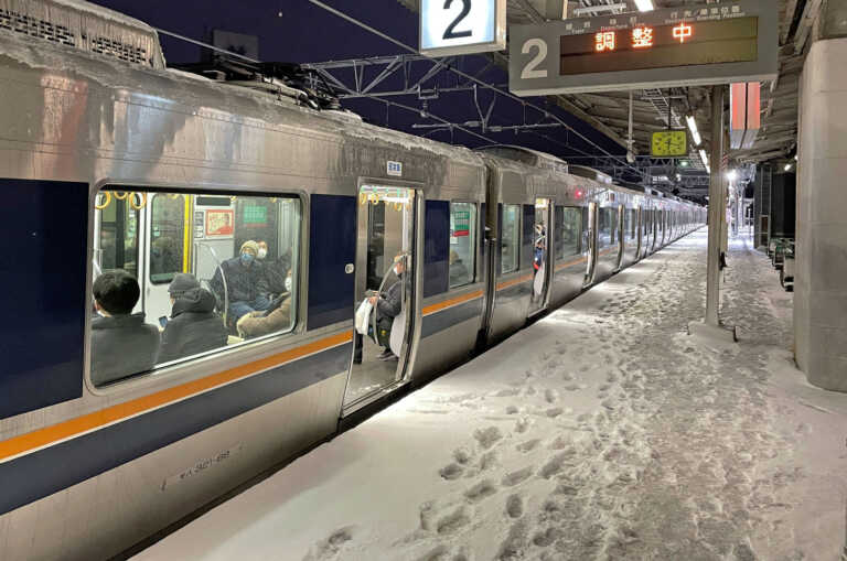 Ιαπωνία: Σφοδρές χιονοπτώσεις με χιλιάδες εγκλωβισμένους στα τρένα και έναν νεκρό