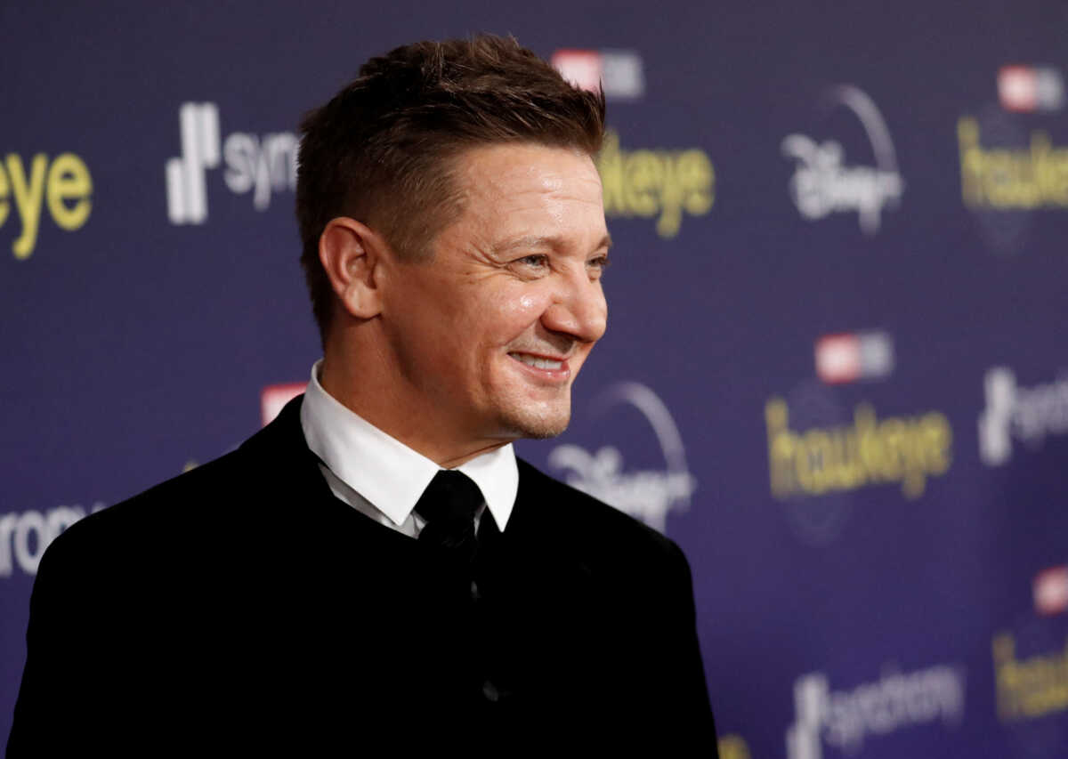 Jeremy Renner: Προσπάθησε να βοηθήσει ακινητοποιημένο αυτοκίνητο, όταν τον παρέσυρε το εκχιονιστικό του