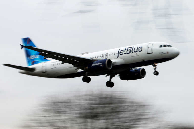 Νέα Υόρκη: Αεροπλάνο της JetBlue συγκρούστηκε με άλλο στον αεροδιάδρομο