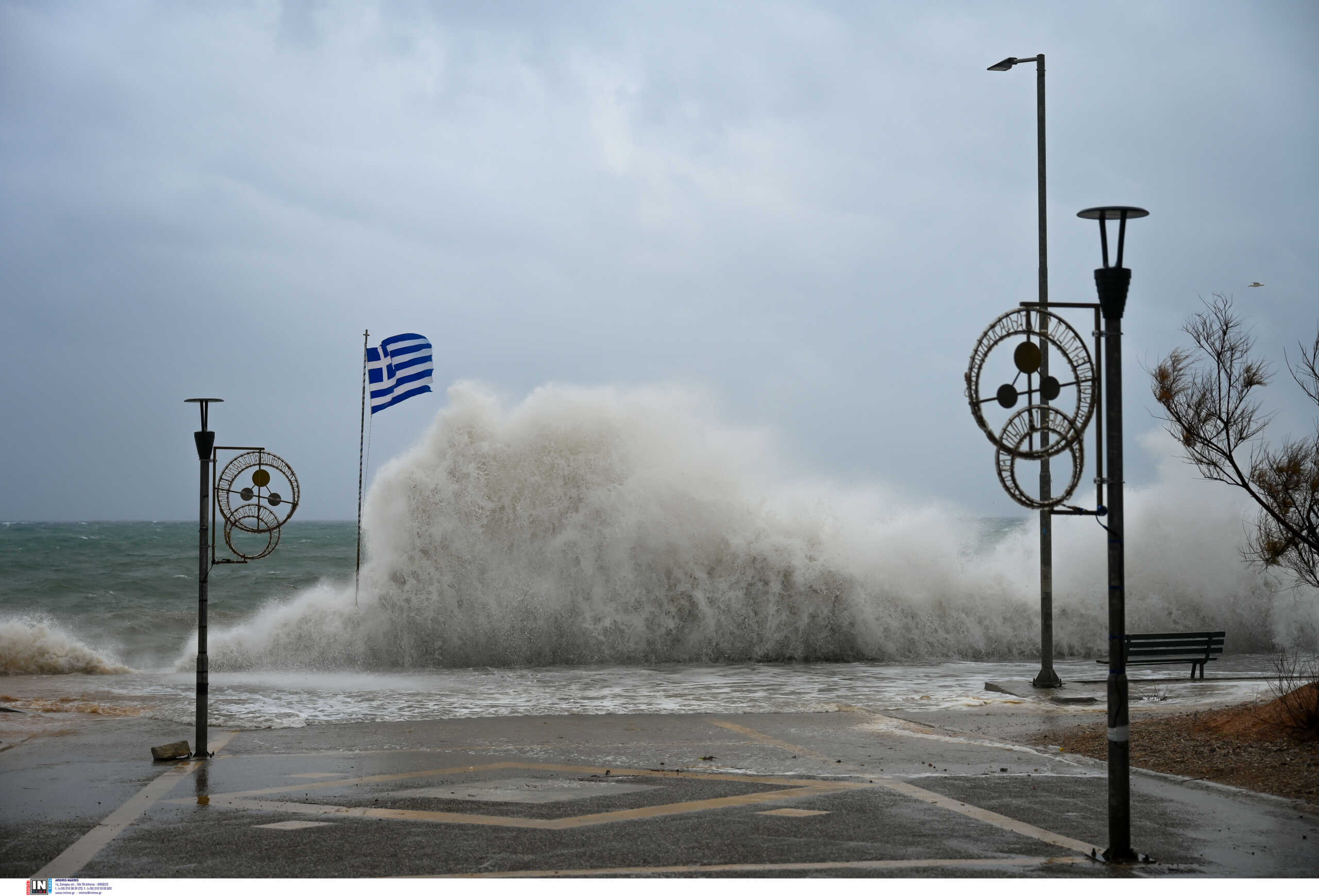 Καιρός: Καταιγίδες και απανωτούς κεραυνούς φέρνουν οι αέριες μάζες από τα Βαλκάνια – Επικαιροποίηση του έκτακτου δελτίου της ΕΜΥ