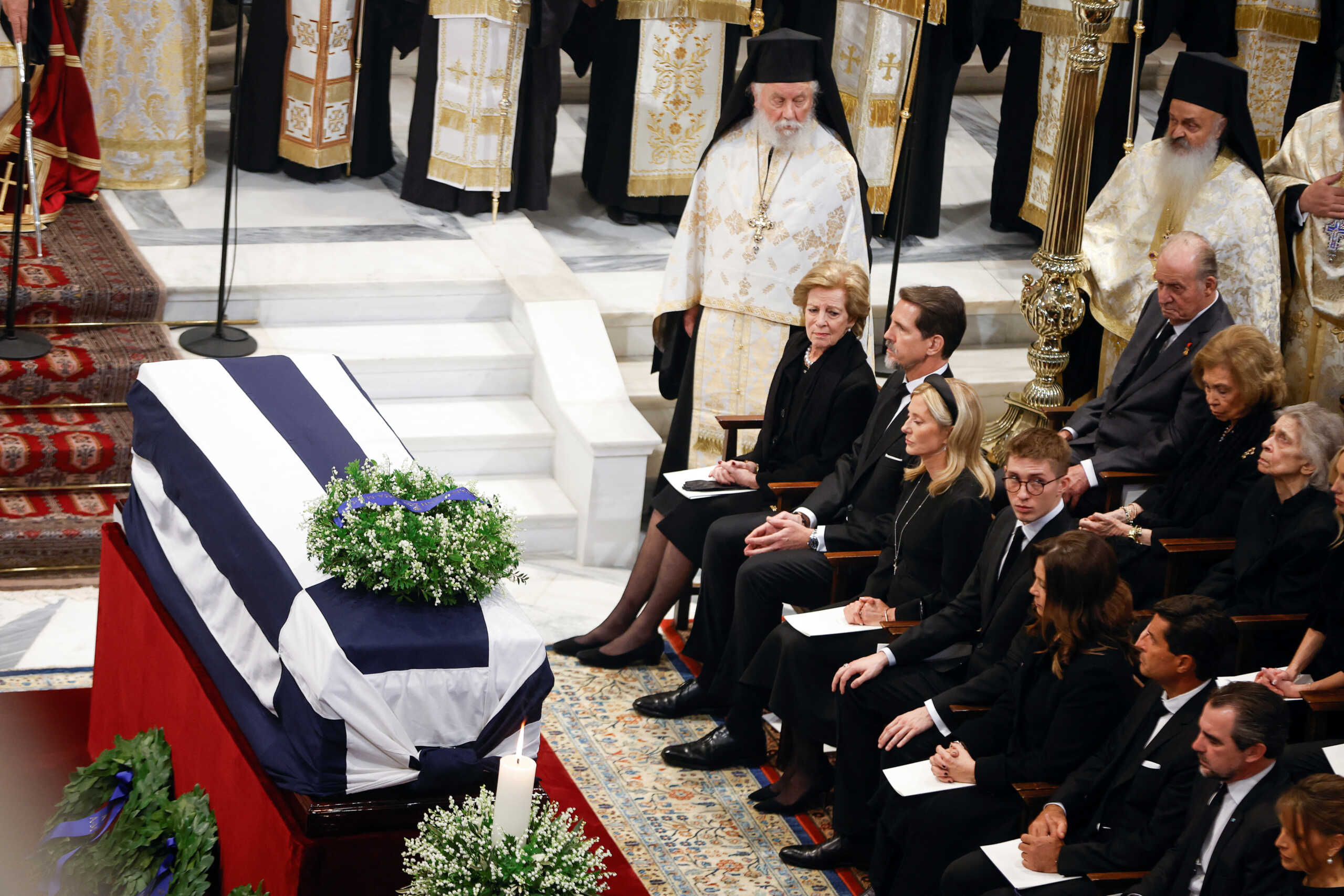 Η οικογένεια δίπλα στον τέως βασιλιά Κωνσταντίνο