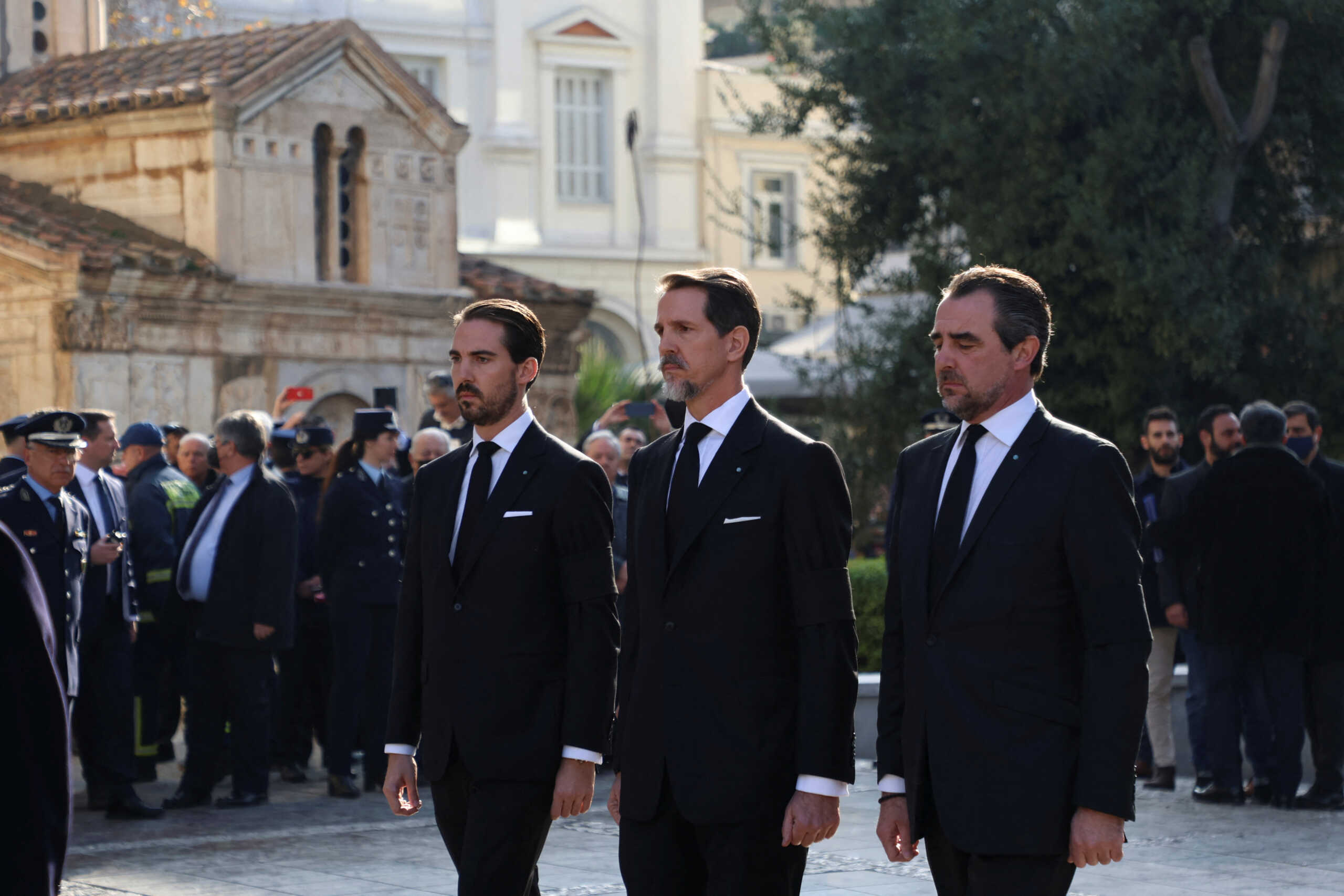 Κηδεία τέως βασιλιά Κωνσταντίνου: Οι γαλαζοαίματοι και οι πολιτικοί που βρέθηκαν στην Μητρόπολη