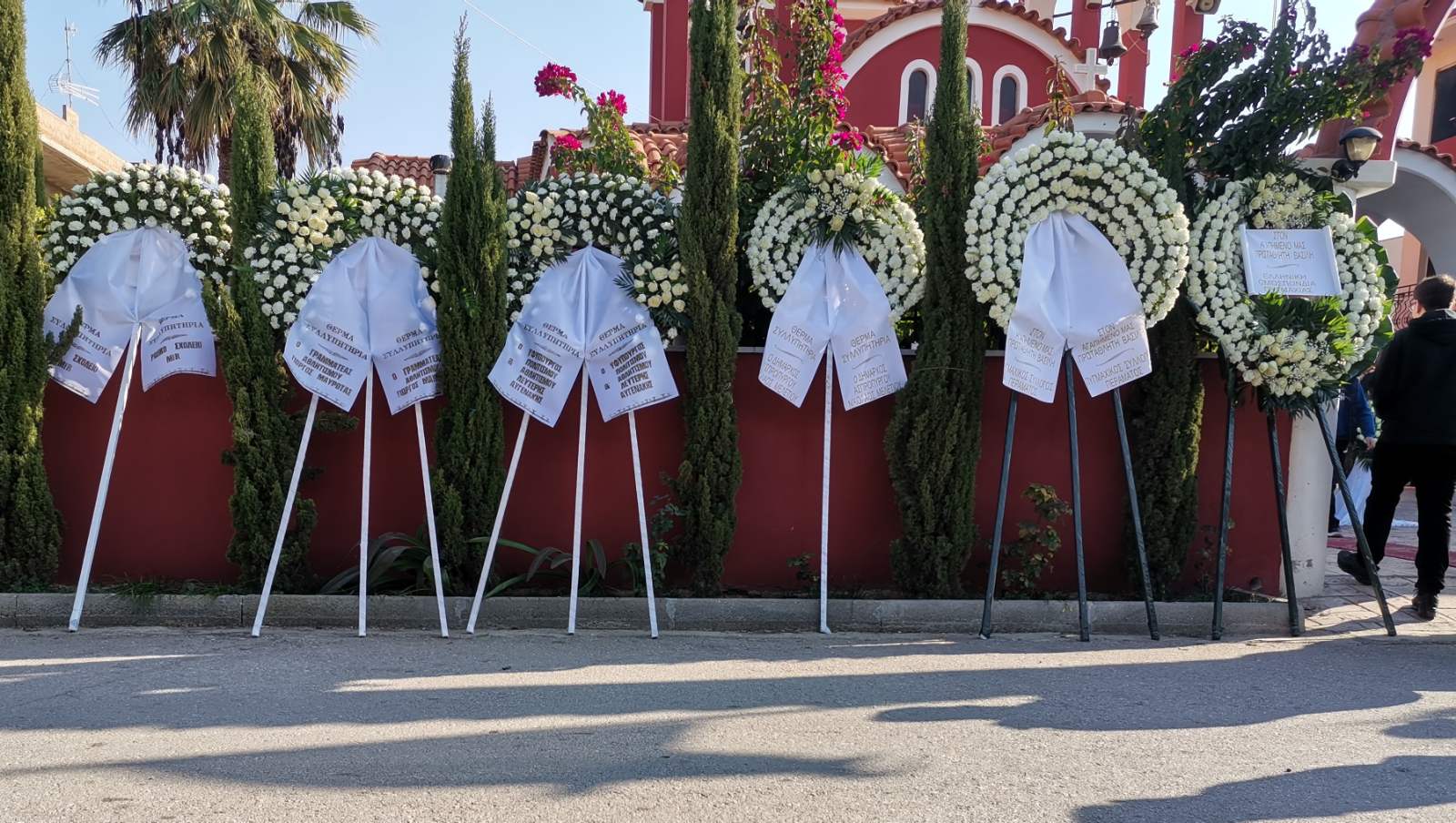 Δύσκολες στιγμές στην κηδεία του Βασίλη Τόπαλου - Με λευκά τριαντάφυλλα οι συναθλητές του 16χρονου