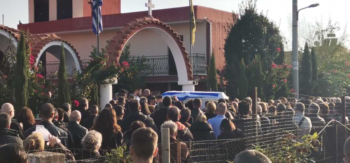 Κηδεία Βασίλη Τόπαλου: Το τελευταίο αντίο στον 16χρονο πυγμάχο – Οι συναθλητές του και τα λευκά τριαντάφυλλα