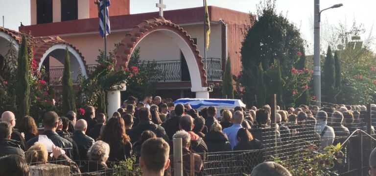Συγκίνηση και «βαρύ» κλίμα στην κηδεία του Βασίλη Τόπαλου - Χειροκροτήματα στο τελευταίο αντίο του 16χρονου πυγμάχου