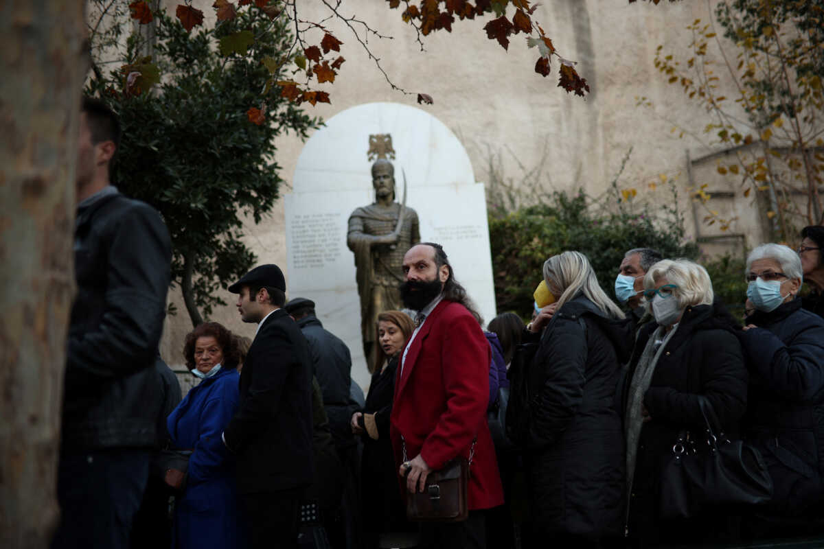 Τέως Βασιλιάς Κωνσταντίνος: Πλήθος κόσμου έξω από το Παρεκκλήσι της Μητρόπολης για το λαϊκό προσκύνημα