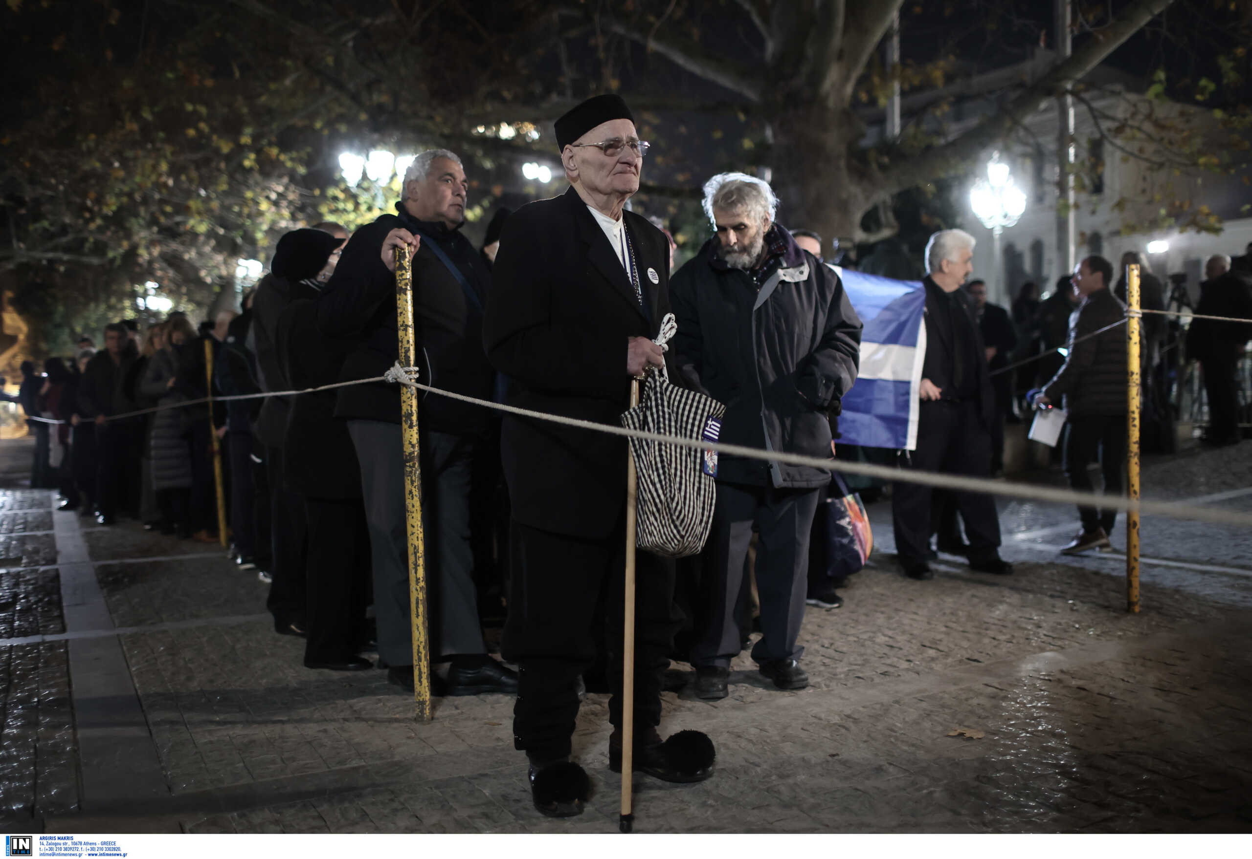 Κηδεία τέως Βασιλιά Κωνσταντίνου: Εικόνες που τράβηξαν τα βλέμματα έξω από τη Μητρόπολη Αθηνών