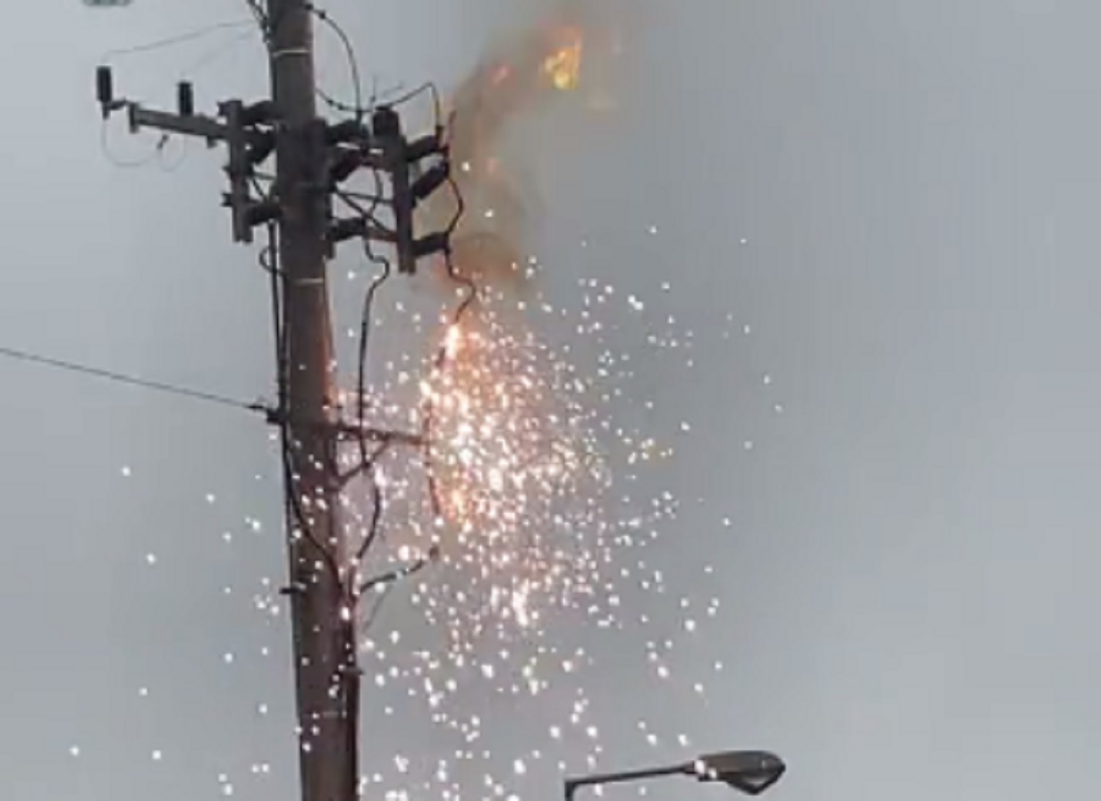 Καιρός: Κεραυνός χτυπάει κολώνα της ΔΕΗ στον Κηφισό και προκαλεί έκρηξη