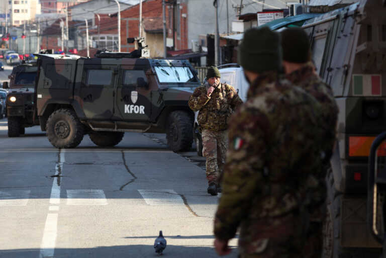 Κόσοβο: Συνελήφθη στρατιώτης γιατί πυροβόλησε και τραυμάτισε δύο νεαρούς Σέρβους