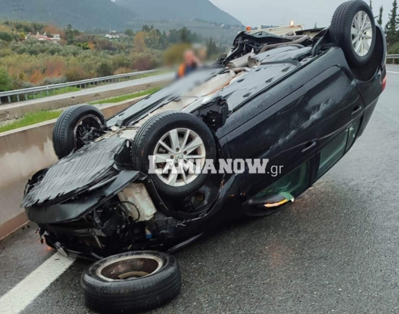 Φθιώτιδα: Τροχαίο στην Αθηνών – Λαμίας με αυτοκίνητο που έφερε τούμπες και προσγειώθηκε ανάποδα