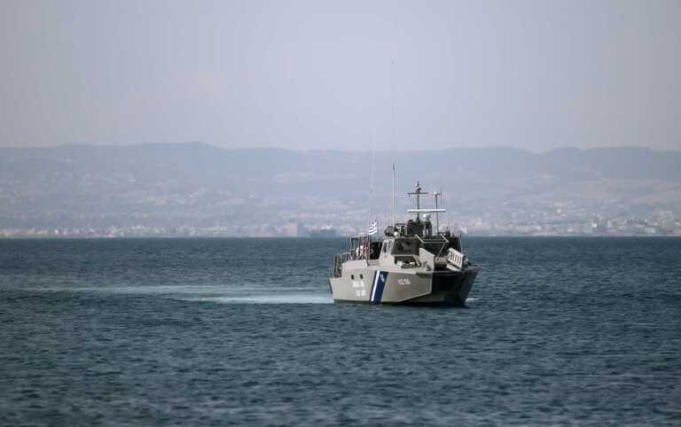 Επεισοδιακή καταδίωξη σκάφους μεταναστών στη Χίο - Έριξε προειδοποιητικές βολές το Λιμενικό