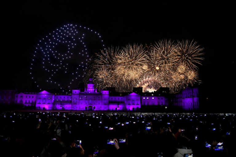 Συγκίνηση στο Λονδίνο την Πρωτοχρονιά με τους φόρους τιμής στη βασίλισσα Ελισάβετ και στην Ουκρανία