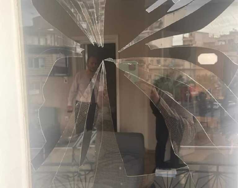 «Οι θρασύδειλοι τραμπούκοι δεν μας τρομοκρατούν» - Η ΝΔ για την επίθεση στο γραφείο του Δημήτρη Μαρκόπουλου στη Νίκαια