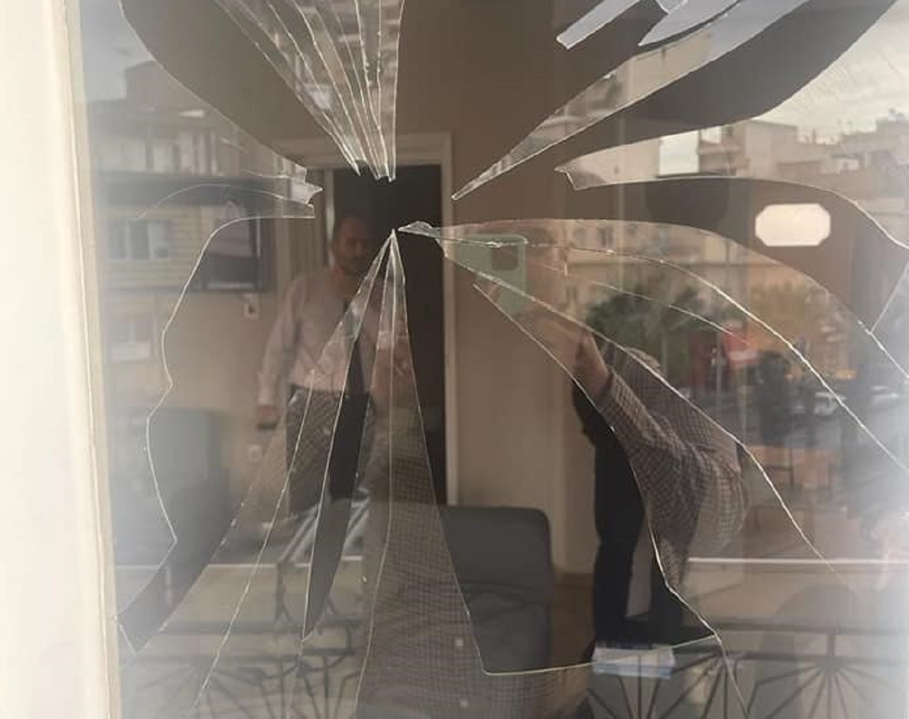 Δημήτρης Μαρκόπουλος: Επίθεση με αεροβόλο στο πολιτικό του γραφείο στη Νίκαια