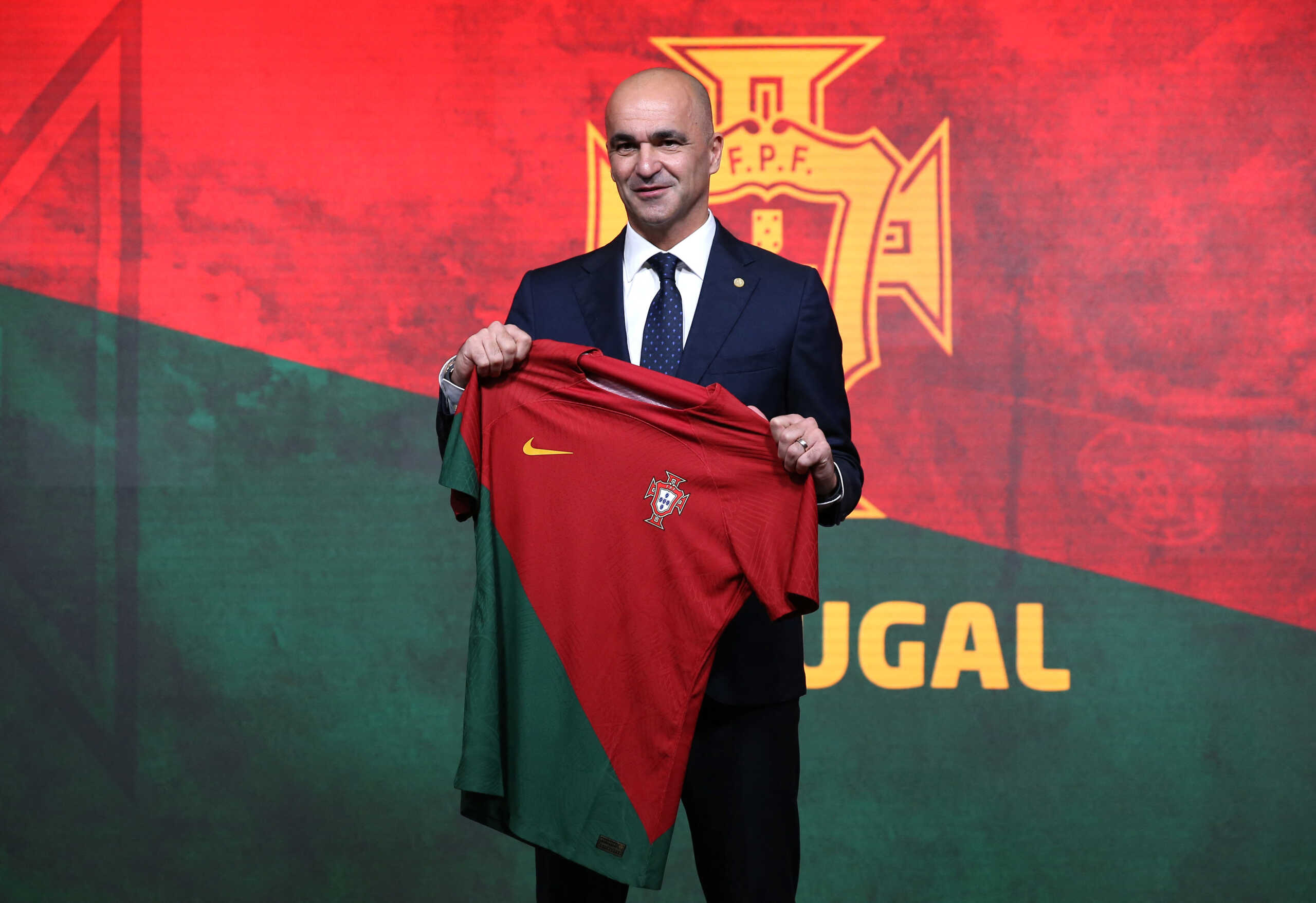 Soccer Football - Portugal present new coach Roberto Martinez - Cidade do Futebol, Alges, Portugal - January 9, 2023 New Portugal coach Roberto Martinez poses with a shirt during the presentation REUTERS
