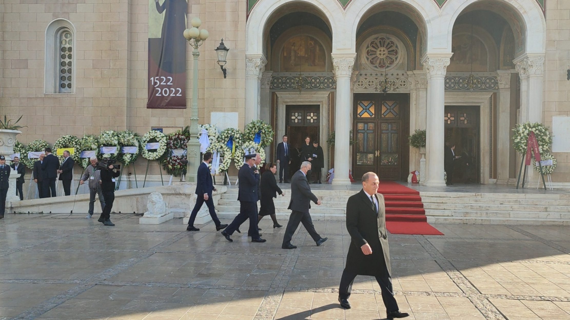 Κηδεία τέως Βασιλιά Κωνσταντίνου: Γιούχαραν τον Παναγιώτη Πικραμμένο και την Λίνα Μενδώνη
