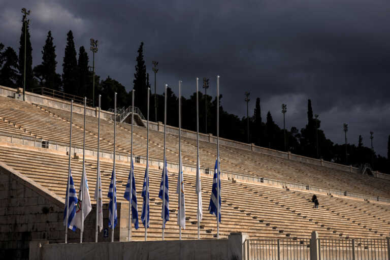 Μεσίστιες οι σημαίες στο Καλλιμάρμαρο για τον θάνατο του τέως Βασιλιά Κωνσταντίνου