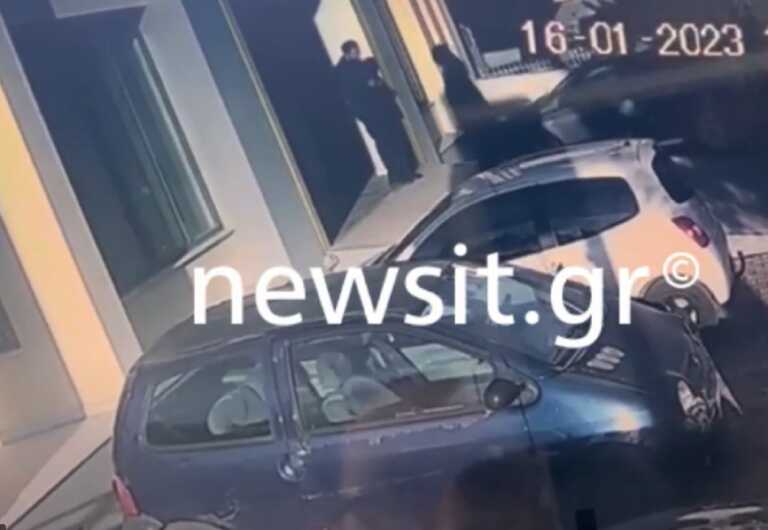 Νέο βίντεο ντοκουμέντο με την 47χρονη να αναζητεί το σπίτι του ασφαλιστή στο Μοσχάτο αποκαλύπτει το newsit.gr