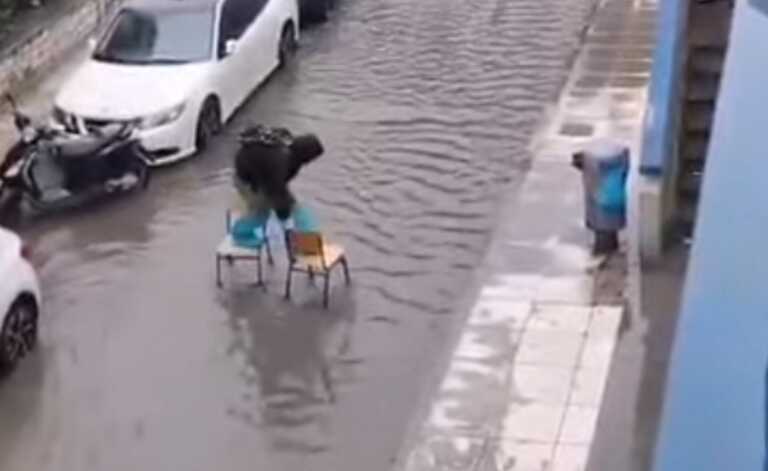 Έγινε viral για τον μοναδικό τρόπο που πέρασε πλημμυρισμένο δρόμο από την κακοκαιρία στο Μοσχάτο