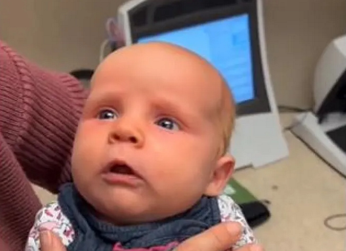 Μωράκι ακούει για πρώτη φορά τη φωνή της μαμάς του – Το συγκινητικό βίντεο